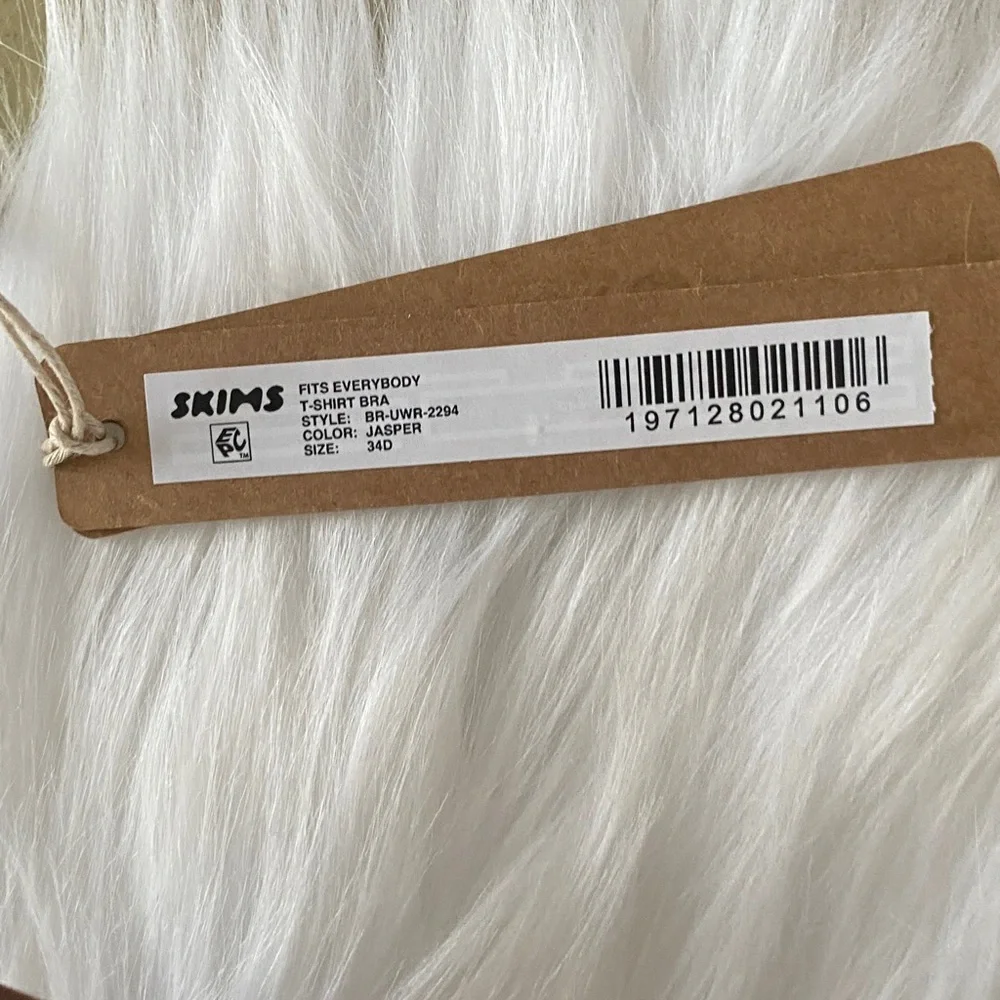 SKIMS NWT Fits everybody T-shirt bra size 34D color jasper